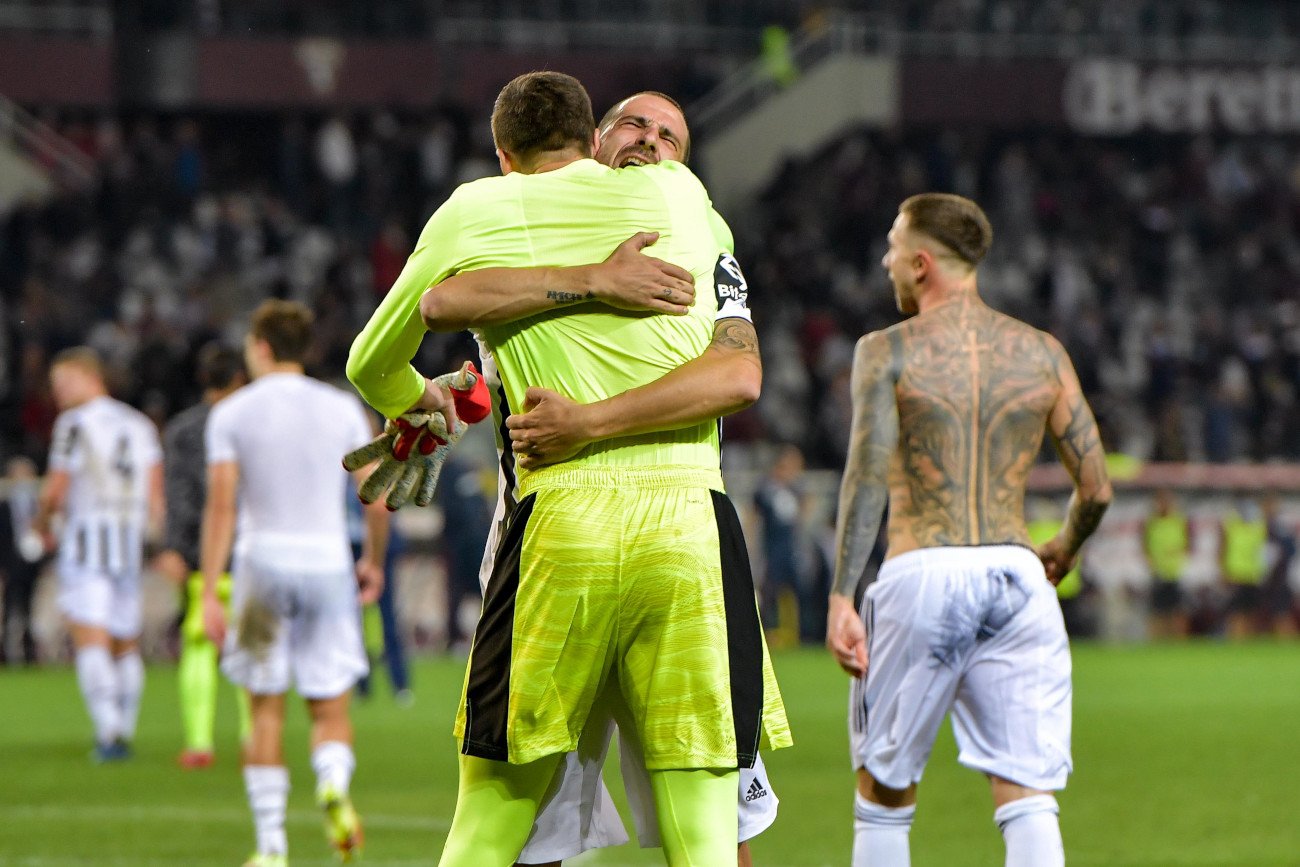 Szczęśliwy Leonardo Bonucci ściska Wojciecha Szczęsnego po zwycięstwie Juventusu w derbach Turynu.