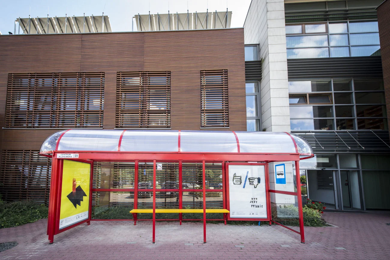 Na warszawskim Mokotowie przy samym Centrum Alzheimera znajduje się "fałszywy przystanek"