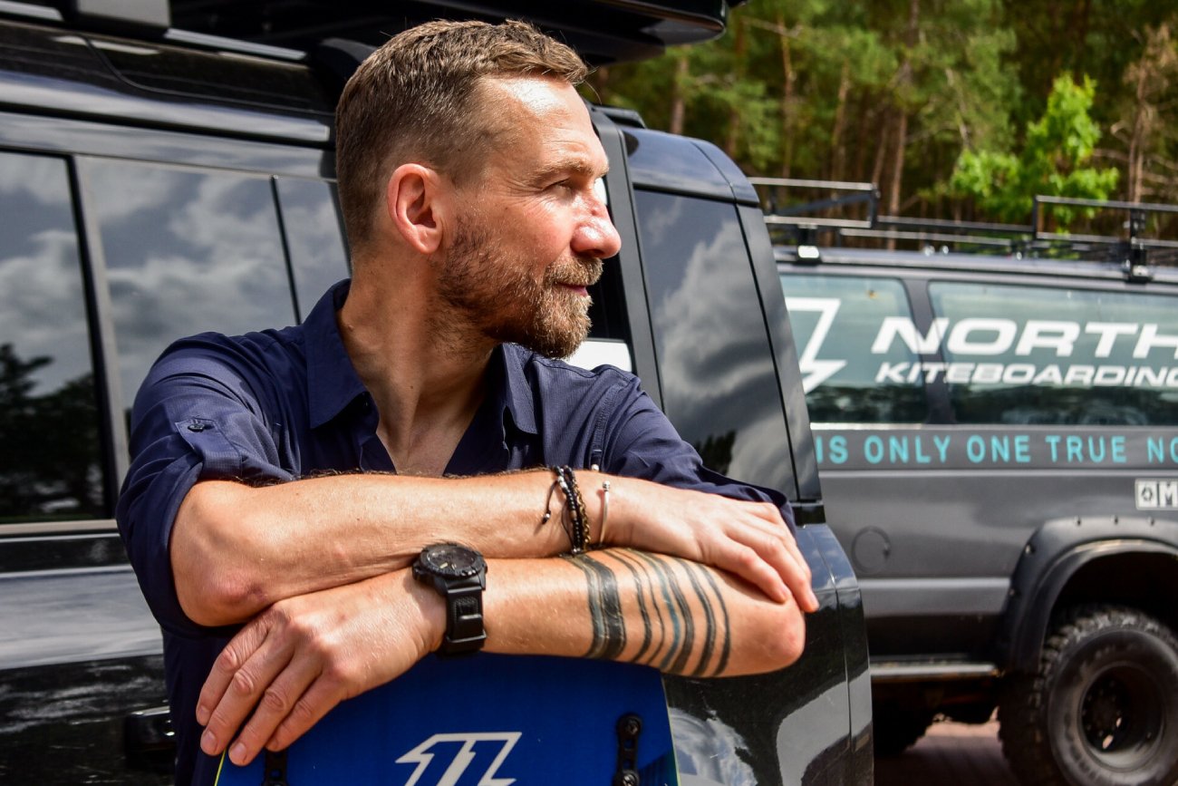 Przemysław Kossakowski nie ma problemu z samotnością. Jest fanem spokoju.