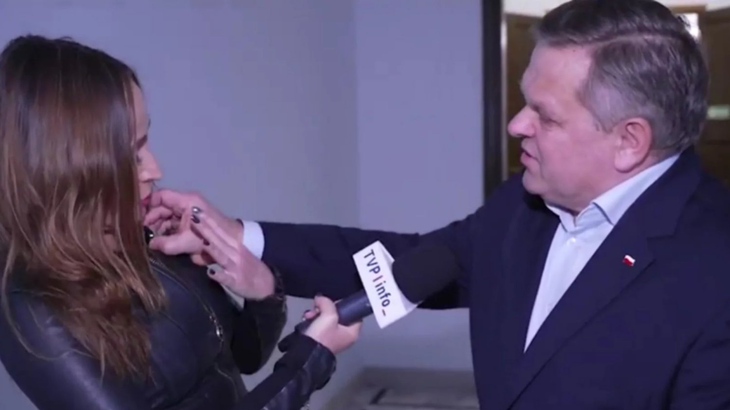 Justyna Dobrosz-Oracz z TVP Info i Senator Wojciec Skurkiewicz w trakcie incydentu, który znalazł finał w Komisj Etyki w Senacie.