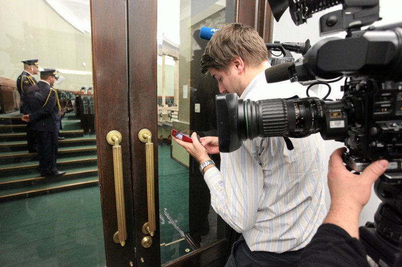 Niektórym dziennikarzom w Sejmie wolno więcej.