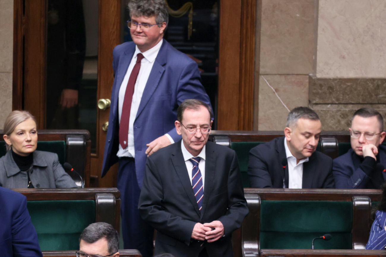Czy Kamiński i Wąsik są nadal posłami? "Jak wół stoi to w Konstytucji"