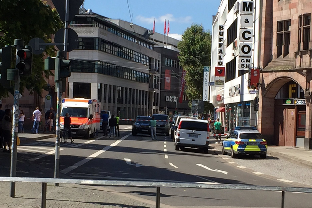 Uzbrojony mężczyzna zabarykadował się w restauracji na zachodzie Niemiec.