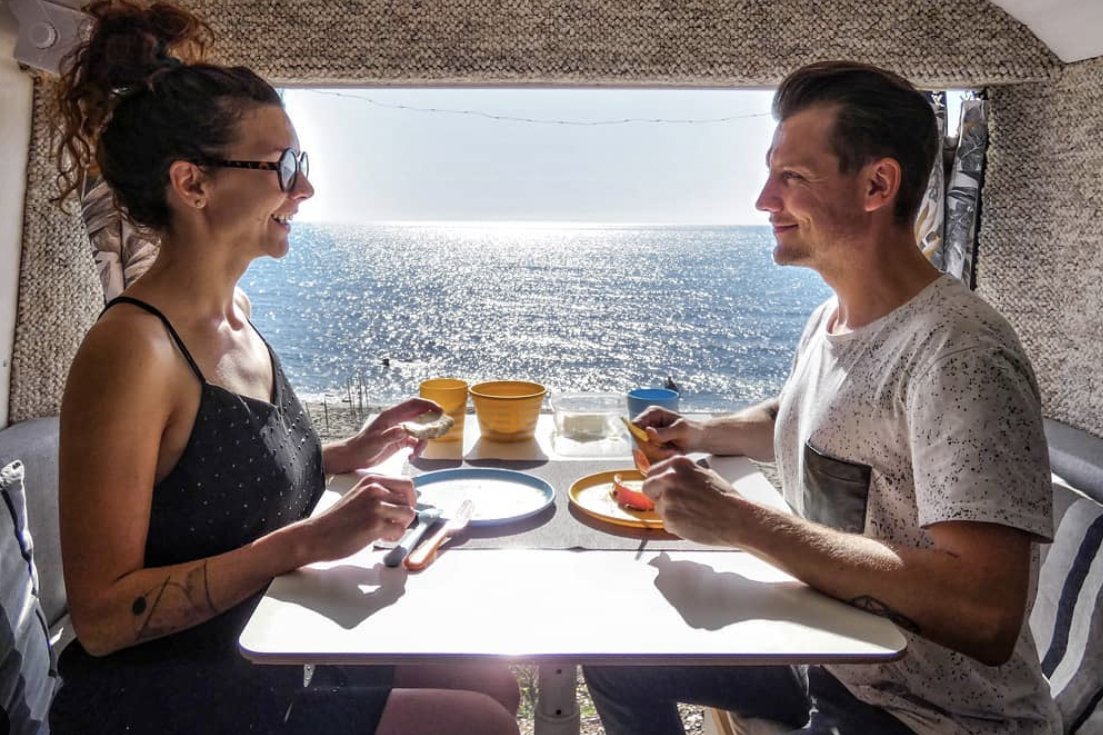 Jakub Tolak od ponad 15 miesięcy mieszka w vanie ze swoją partnerką Zosią. Razem podróżują po Europie.