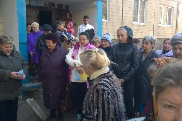 Mieszkańcy Doniecka w kolejce po paczki humanitarne