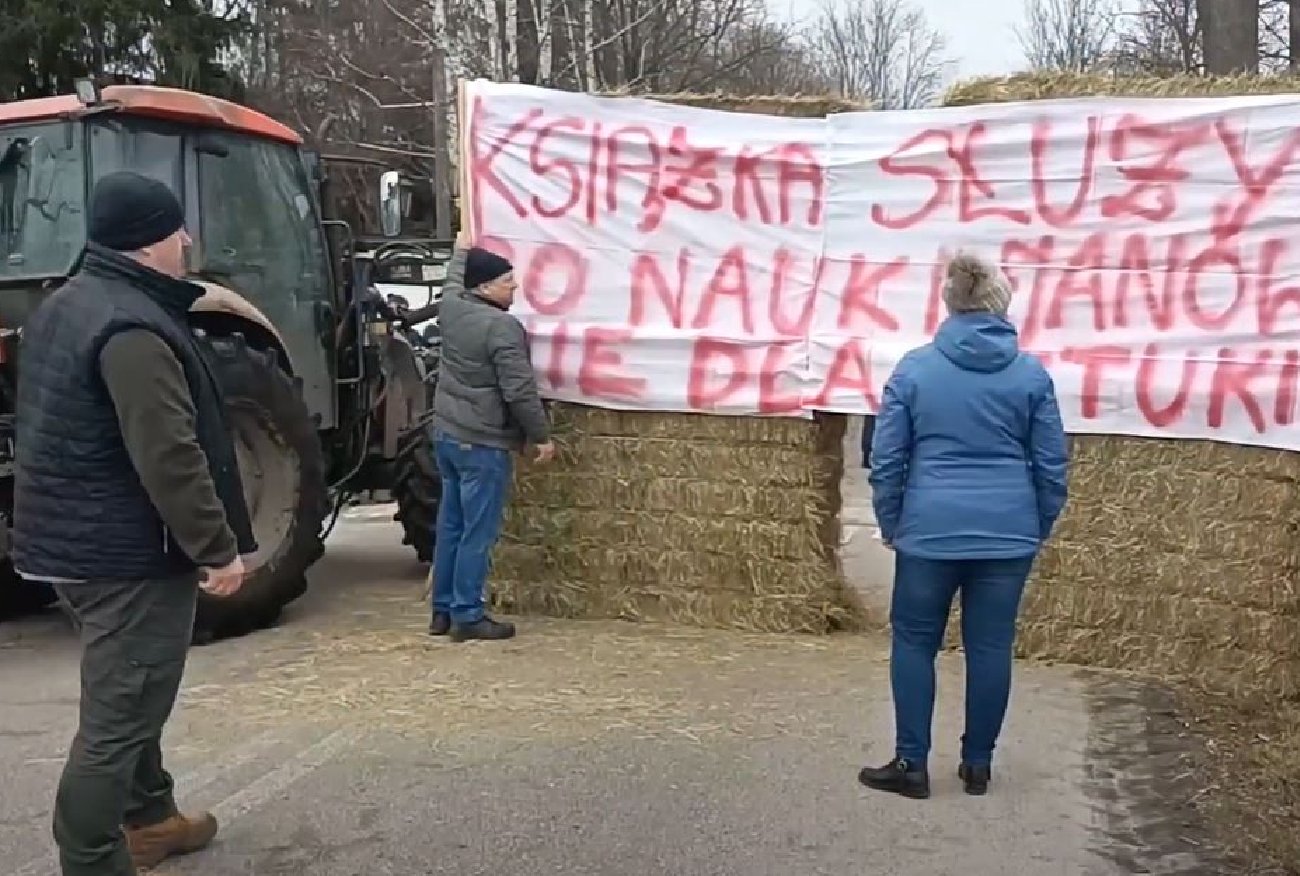 Janów Podlaski. Trwa protest pracowników. Nie wpuszczają prezeski do środka.