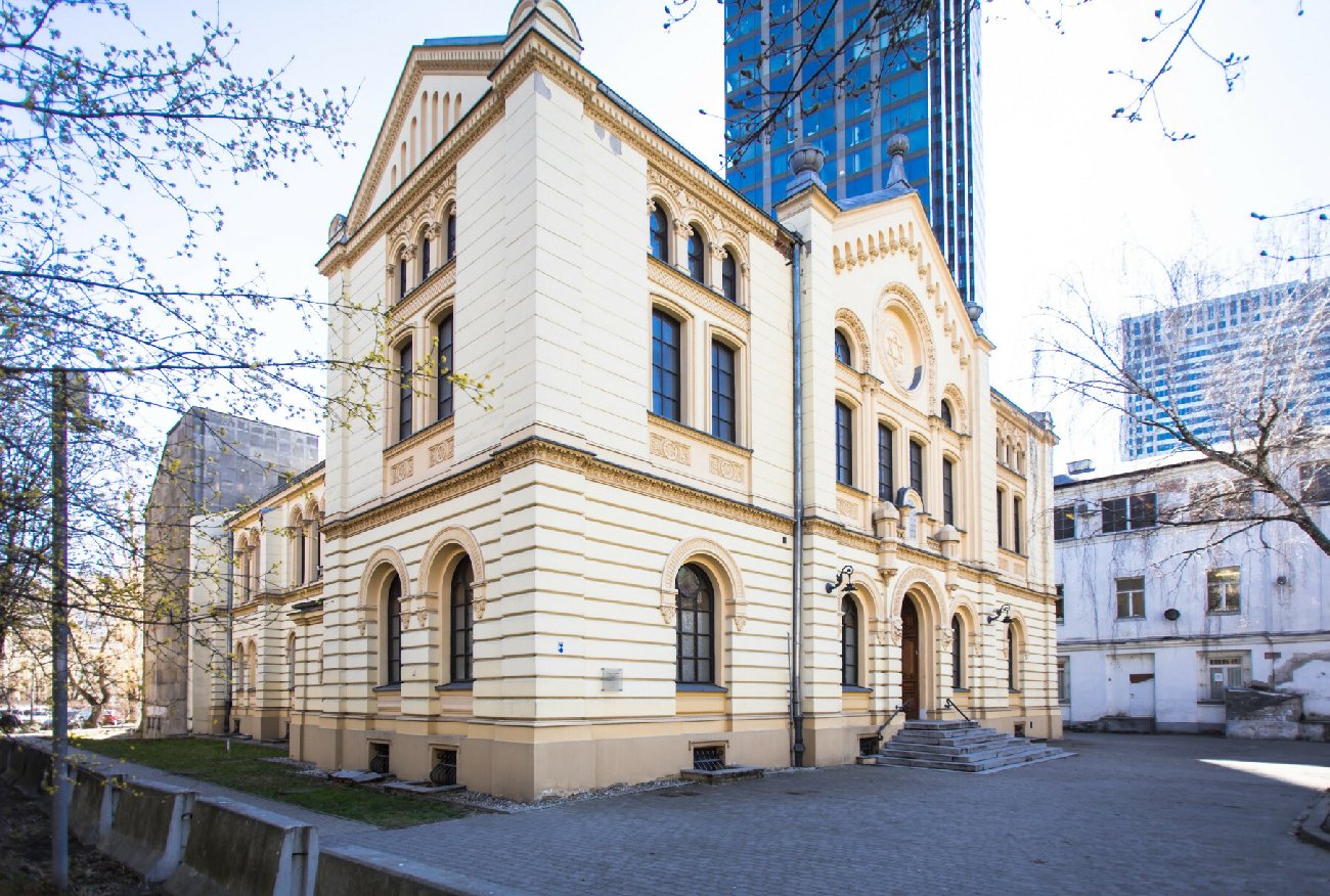 Warszawa. Próbowali podpalić synagogę Nożyków. Jest reakcja Sikorskiego.