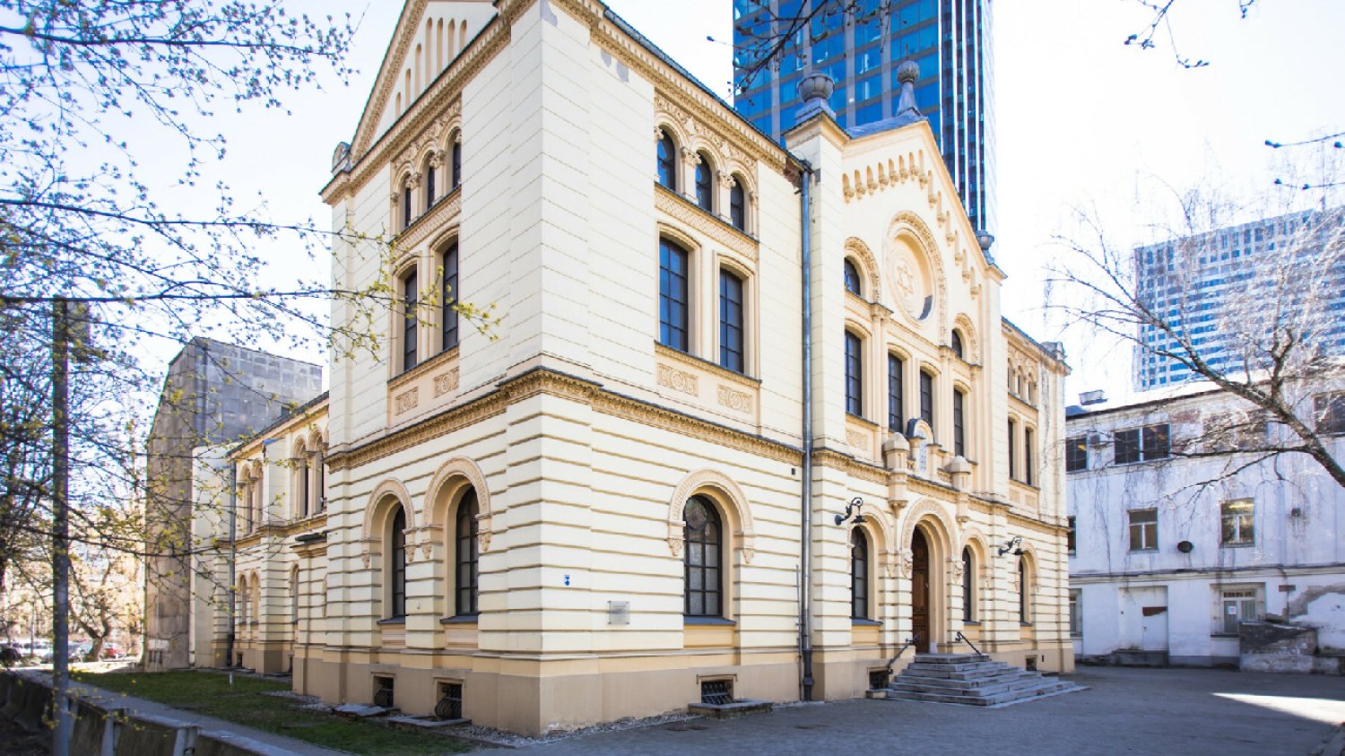 Warszawa. Próbowali podpalić synagogę Nożyków. Jest reakcja Sikorskiego.