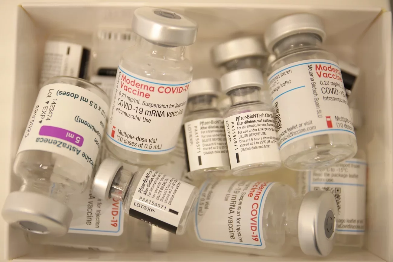 Matka zmarłego na pogrzebie syna zachęcała jego znajomych do zaszczepienia się, umożliwiając im przyjęcie preparatu podczas uroczystości.