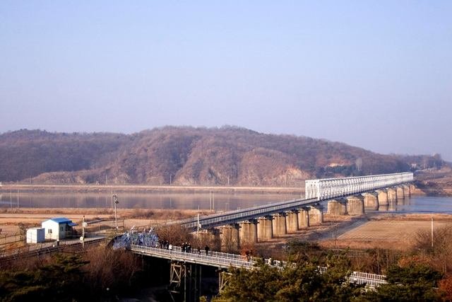 Most na rzece Imjin, przez którą usiłował przepłynąć zastrzelony mężczyzna