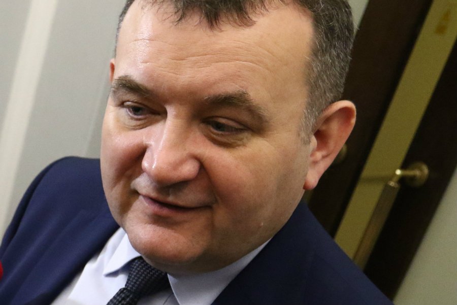 Senator elekt Stanisław Gawłowski uważa, że PiS chce w jego okręgu pod stołem przejąć mandat senatora. Gawłowski wybory na senatora wygrał o włos.