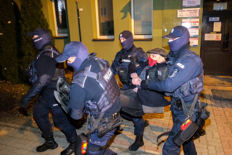 Dariusz Bobak, działacz Obywateli RP, został zatrzymany po proteście przed siedzibą PiS w Rzeszowie.