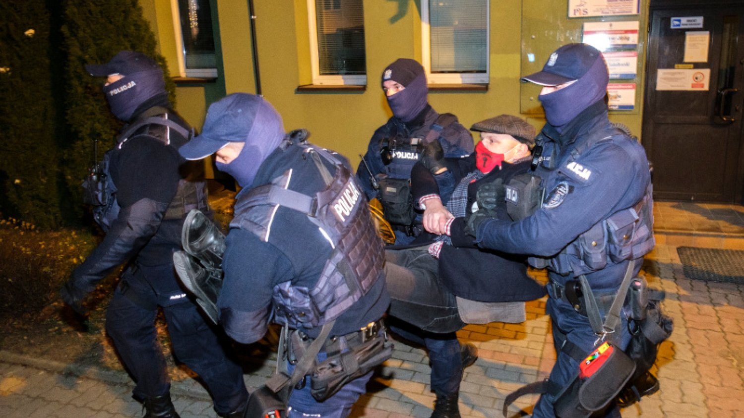 Dariusz Bobak, działacz Obywateli RP, został zatrzymany po proteście przed siedzibą PiS w Rzeszowie.