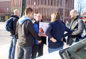 Belgijscy policjanci w cywilu w poszukiwaniu tybetańskich flag na trasie przejazdu Prezydenta Chin.