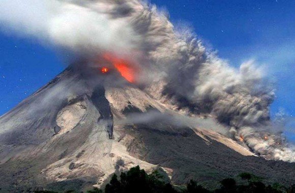 Spływ piroklastyczny z jawajskiego wulkanu Merapi