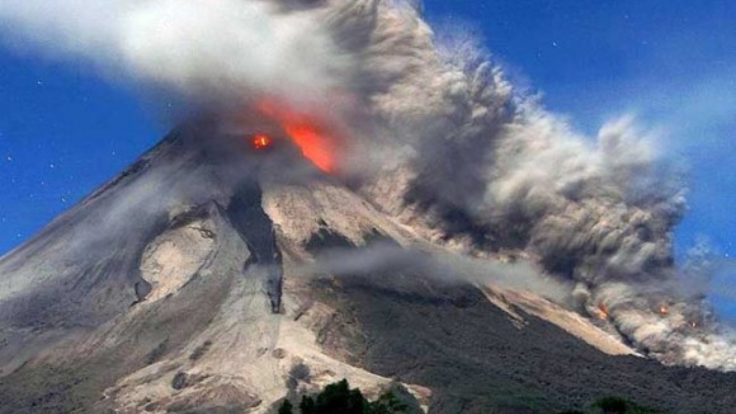 Spływ piroklastyczny z jawajskiego wulkanu Merapi