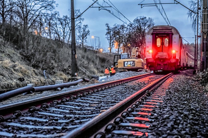 Lokomotywa odczepiła się od pociągu i przez 15 kilometrów jechała bez maszynisty na pokładzie. Do zdarzenia doszło w okolicach Zielonej Góry.