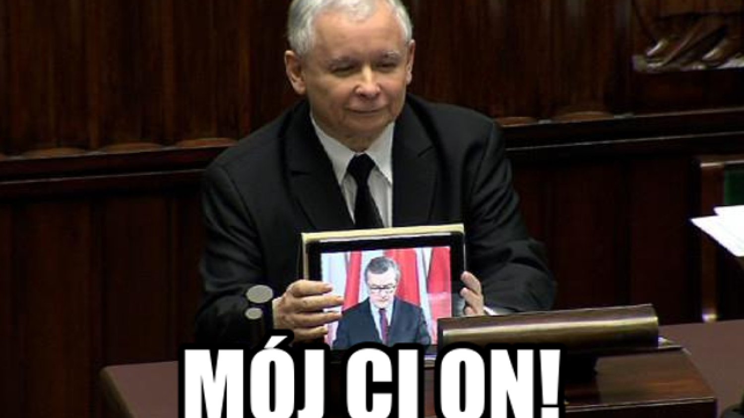 Jeden z najpopularniejszych memów o Jarosławie Kaczyńskim, który na sejmowej mównicy transmitował z iPada przemówienie prof. Piotra Glińskiego