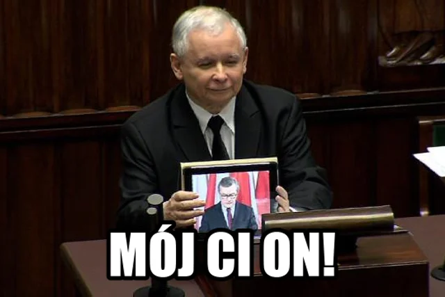 Jeden z najpopularniejszych memów o Jarosławie Kaczyńskim, który na sejmowej mównicy transmitował z iPada przemówienie prof. Piotra Glińskiego