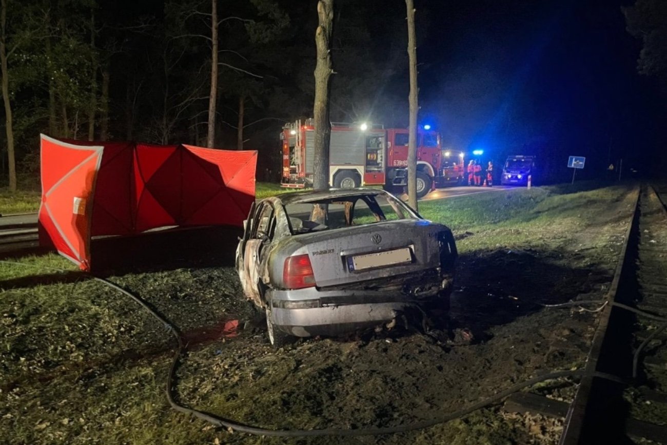 samochód za osłoną strażacką