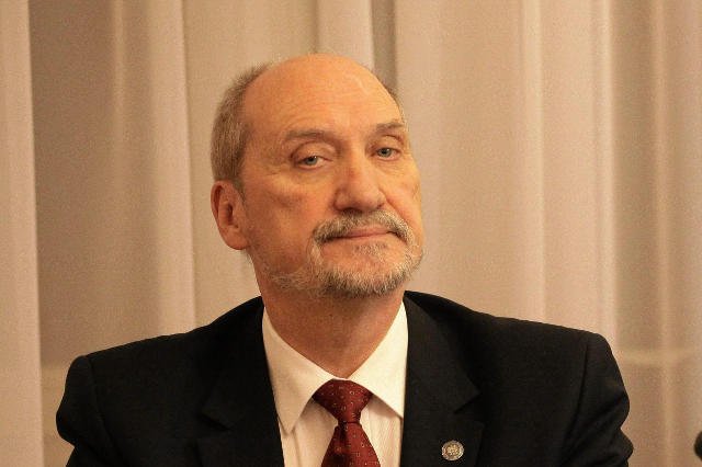 Antoni Macierewicz twierdzi, że wojsko było w złym stanie z powodu korupcji.