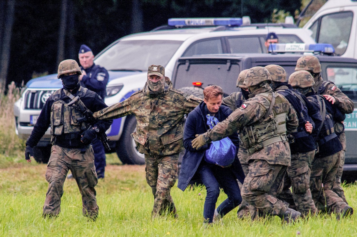 Franciszek Sterczewski tłumaczył się z decyzji o biegu między strażnikami w stronę migrantów. Jak powiedział, użyto wobec niego siły.