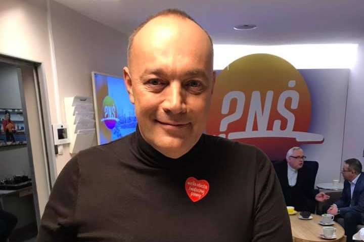 Łukasz Preibisz miał serduszko WOŚP przyklejone do swetra. Nagle usłyszał szepty i odwołano jego udział w programie "Pytanie na śniadanie", w którym miał wystąpić jako ekspert.