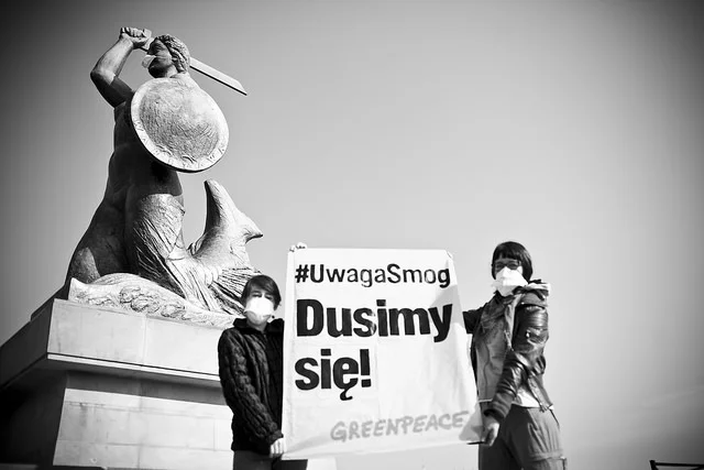Aktywiści Greenpeace zwrócili uwagę na zanieczyszczenie powietrza w Warszawie zakładając pomnikom maseczki chroniące przed szkodliwym pyłem unoszącym się w powietrzu.