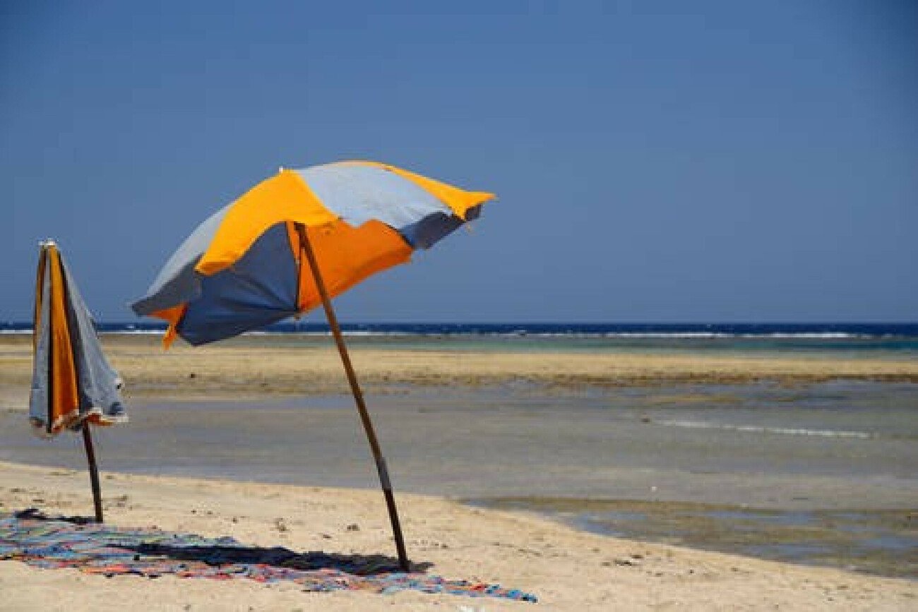 USA. Parasol plażowy poniesiony przez wiatr śmiertelnie ranił 63-letnią kobietę.