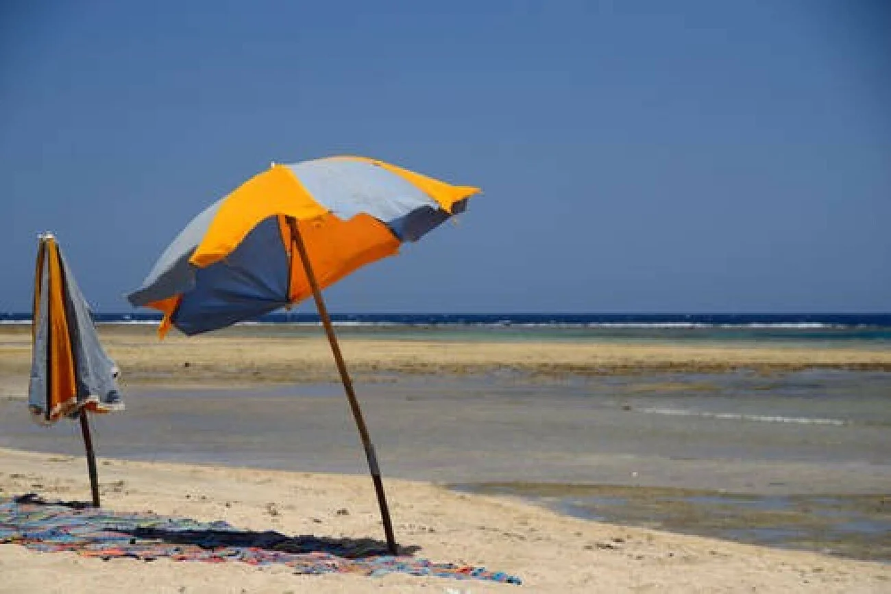 USA. Parasol plażowy poniesiony przez wiatr śmiertelnie ranił 63-letnią kobietę.