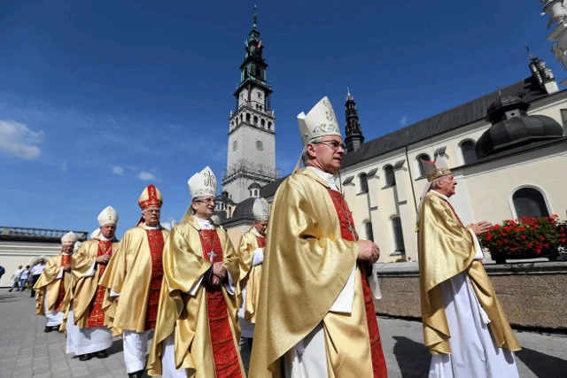 Kościół hierarchiczny nie oferuje żadnej pomocy odchodzącym zakonnicom.