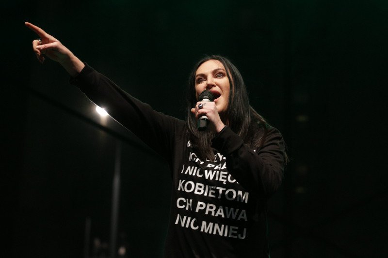 Kayah podczas koncertu finałowego po demonstracji z okazji Dnia Kobiet w Warszawie 3 marca 2017 r.