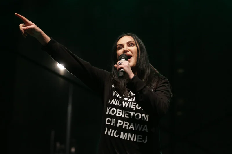 Kayah podczas koncertu finałowego po demonstracji z okazji Dnia Kobiet w Warszawie 3 marca 2017 r.