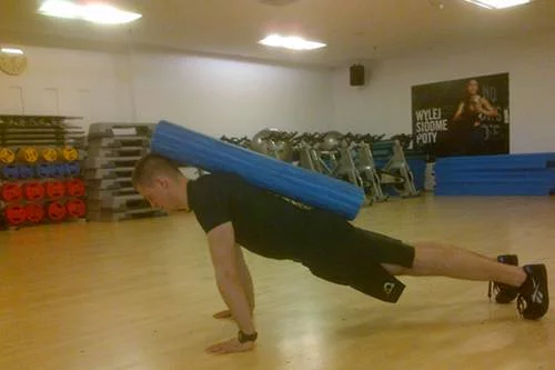 Konrad Ostrowski w klubie fitness Holmes Place uczy treningu funkcjonalnego i Krav Magi