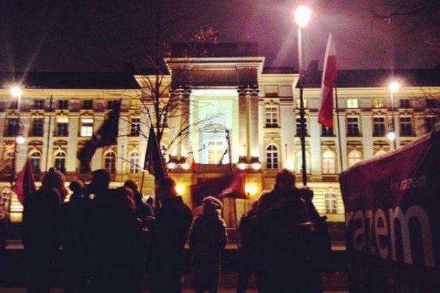 Szydło z wyrokiem chce wygrać oświetleniem.