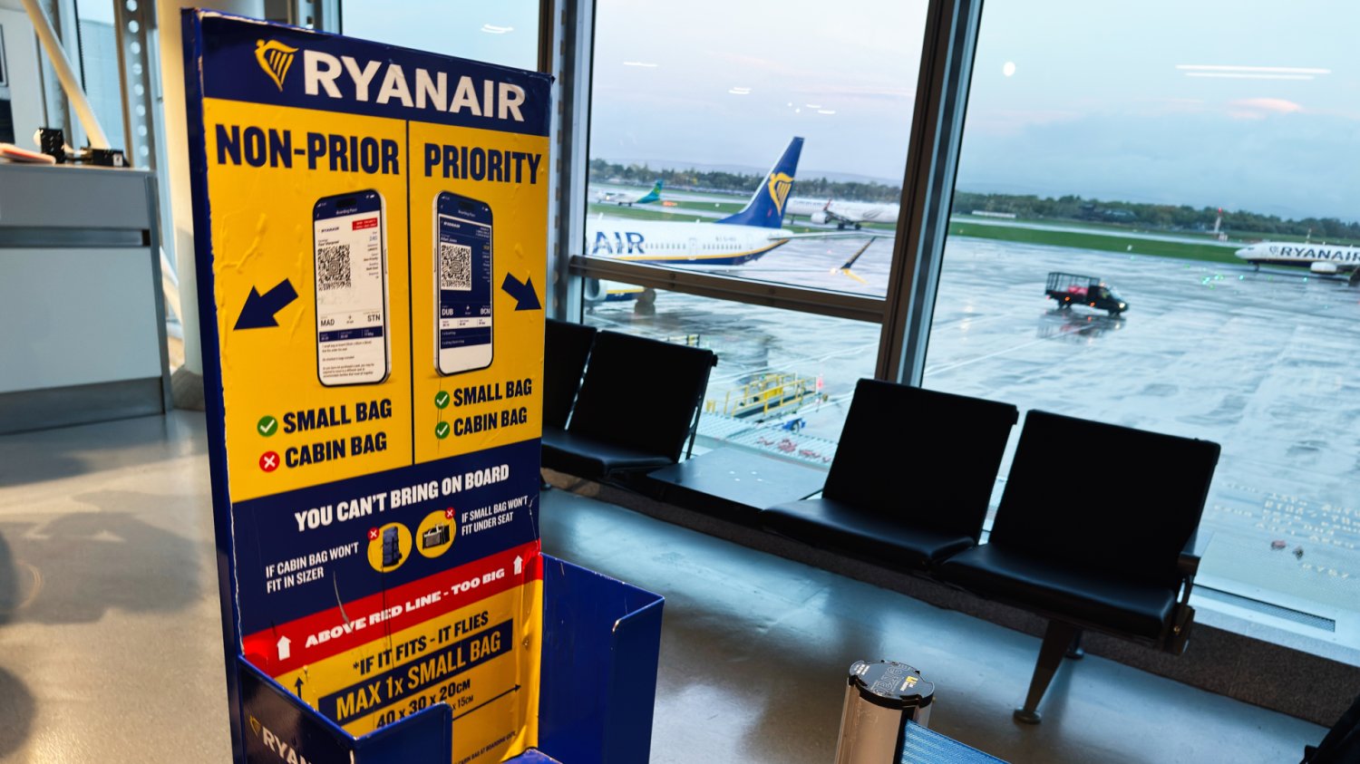 Wymiary bagażu podręcznego Ryanair na lotnisku. Dodatkowe kary i opłaty w 2026 Miarka do bagażu podręcznego na lotnisku. Odpowiednie wymiary torbny lub walizki w Ryanair chronią przed karą za nadbagaż.