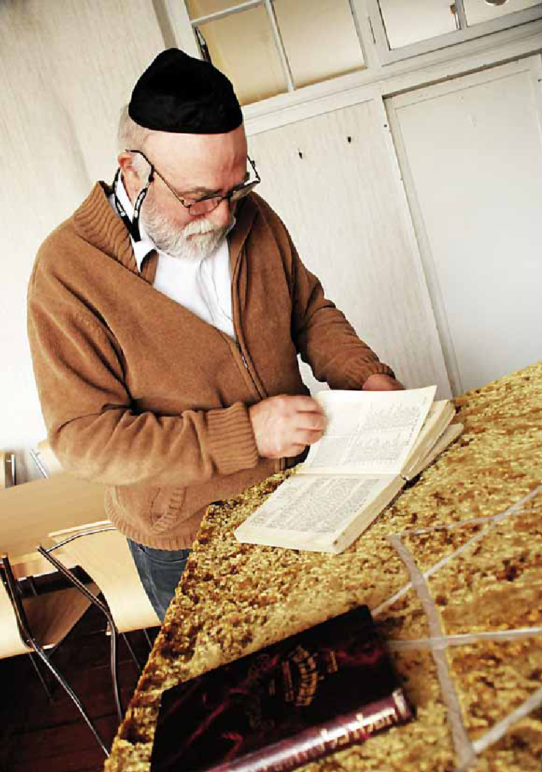 Mikołaj Rozen - wieloletni przewodniczący szczecińskiej Gminy Żydowskiej w jej siedzibie