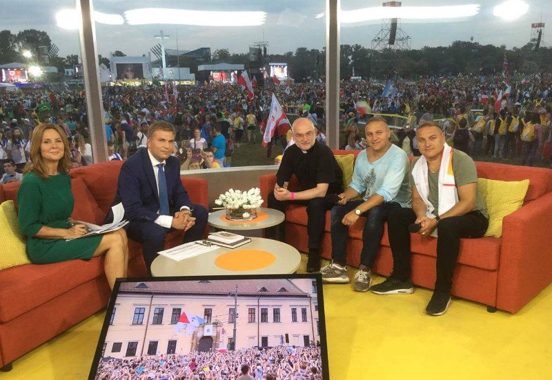 Większość ekipy przygotowującej "Między ziemią a niebem" została zwolniona, odsunięta od prowadzenia programu albo sama odeszła w geście solidarności ze zwalnianymi koleżankami i kolegami