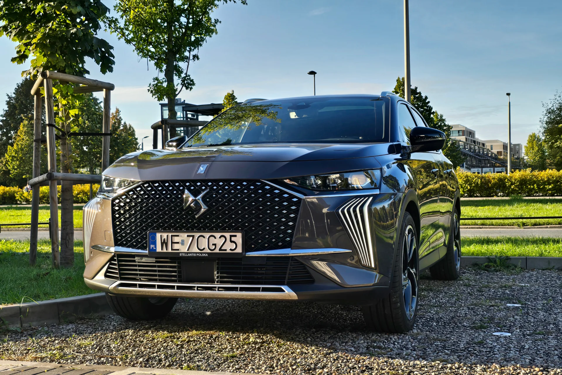 DS7 E-Tense 300 4x4 Antoine de Saint-Exupéry rzeczywiście rzuca się w oczy!