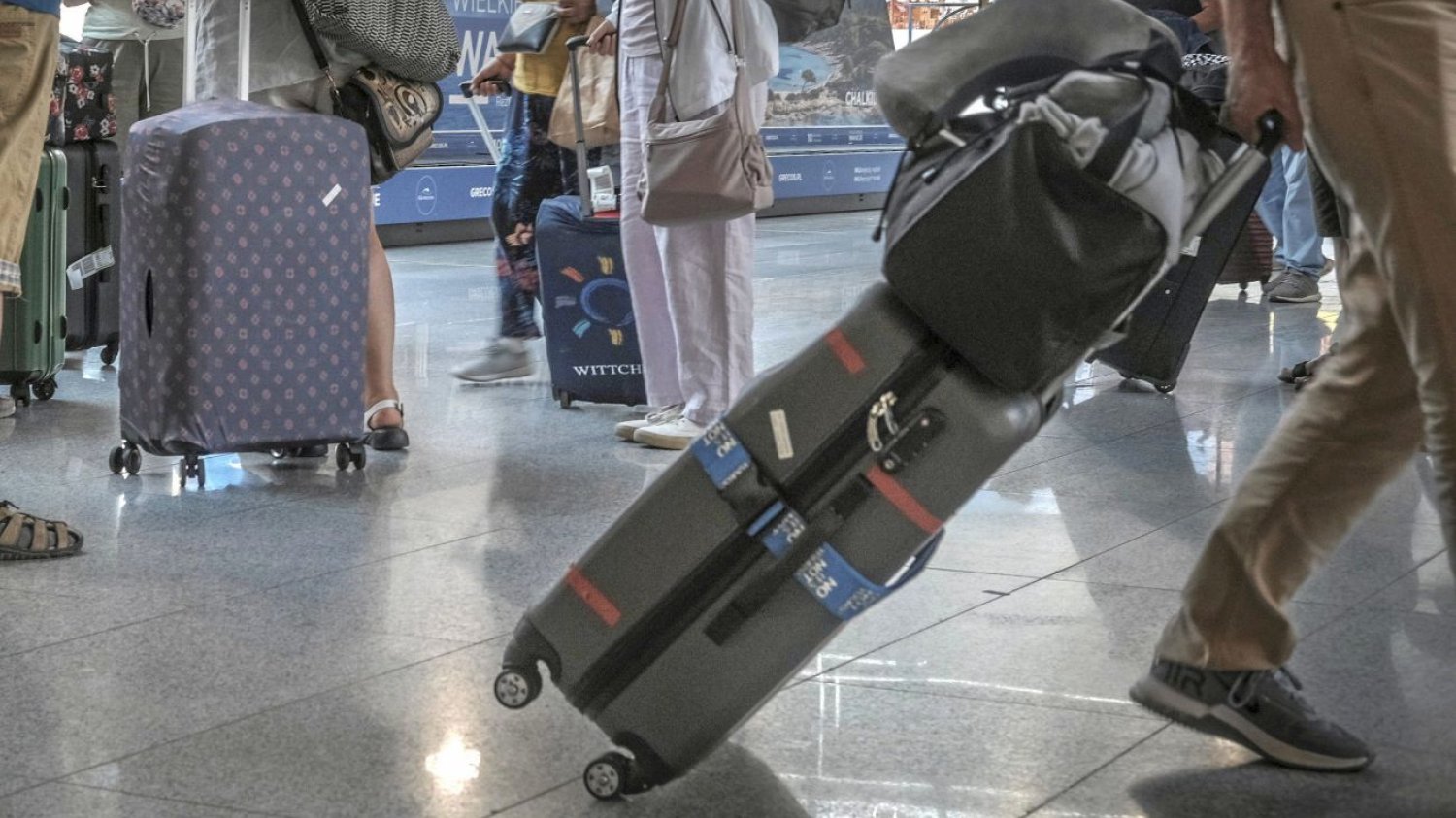 Tak pracownicy lotniska zarabiają na niewymiarowych bagażach pasażerów