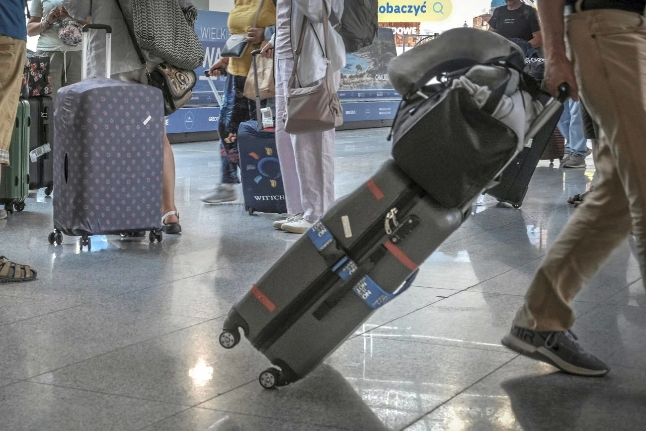 Tak pracownicy lotniska zarabiają na niewymiarowych bagażach pasażerów Tak pracownicy lotniska zarabiają na niewymiarowych bagażach pasażerów