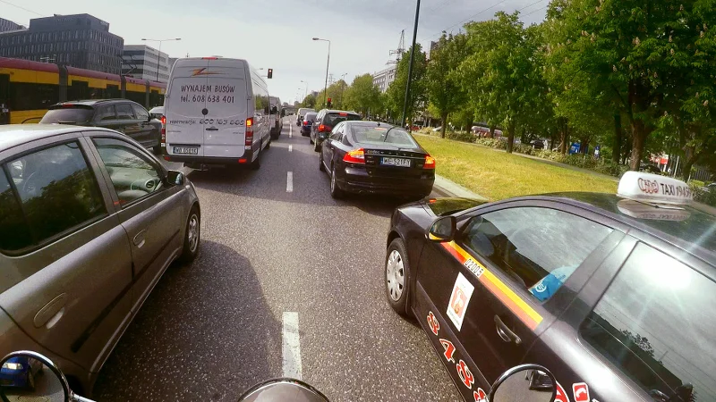 Warszawskie ulicy są wystarczająco szerokie, aby bezpiecznie jeździć między samochodami.