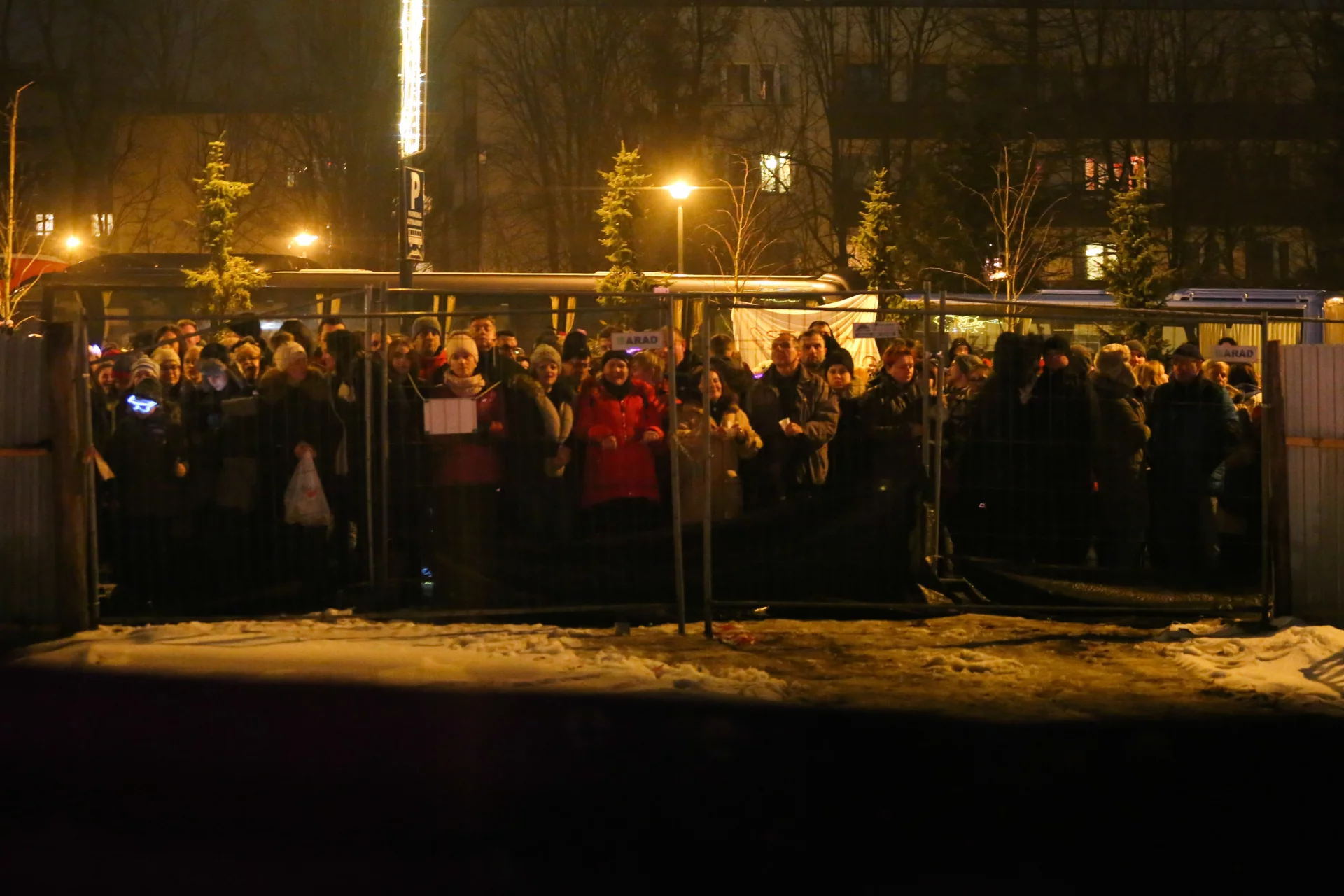 10 tys. uczestników "Sylwestra z Dwójką" miało szczęście znaleźć się na ogrodzonym terenie przed sceną. Pozostali – ok. 70-80 tys. – zostali za płotem, bez dostępu choćby do toi toi-ów.