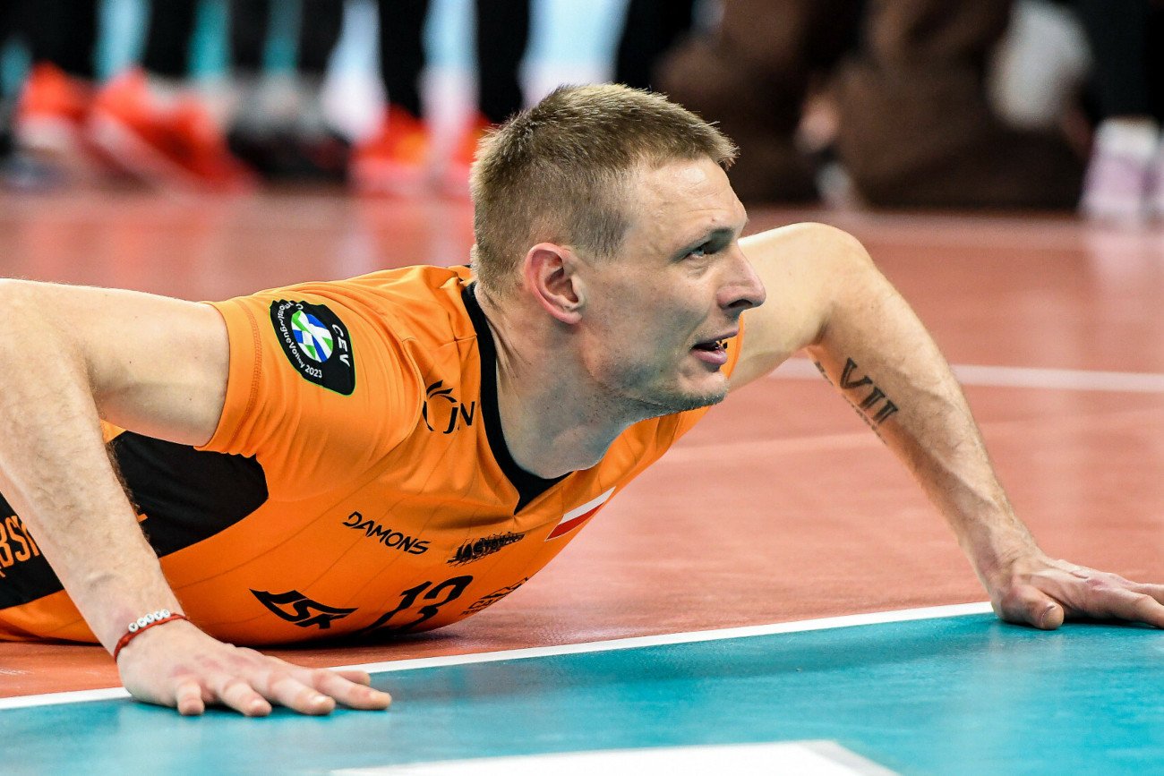 Siatkarze Jastrzębskiego Węgla w czwartek wygrali swój mecz w Lidze Mistrzów, a w piątek... utknęli na lotnisku.