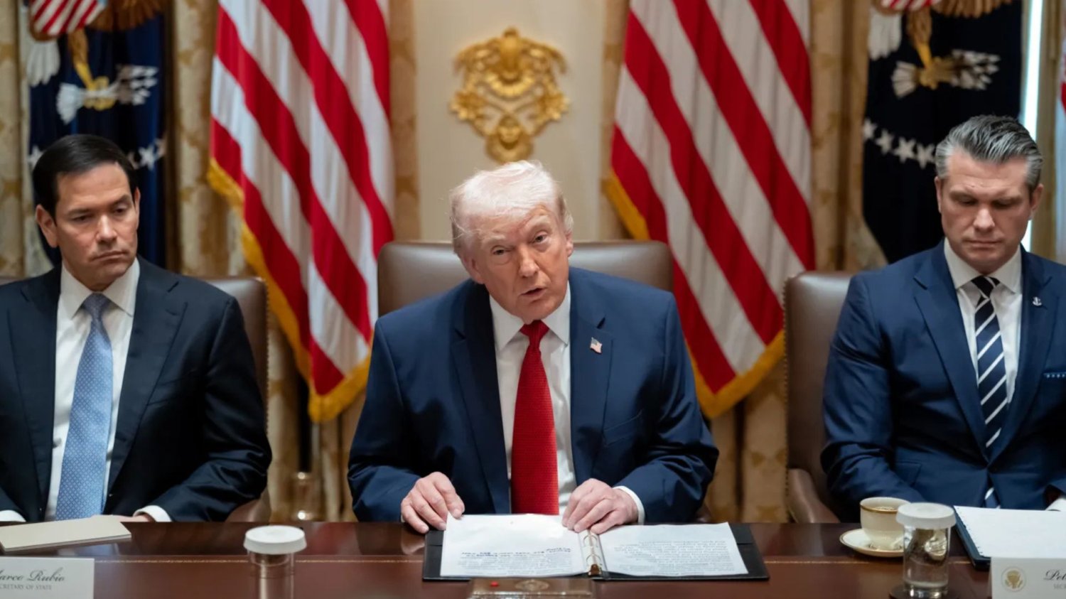 Trump zgadza się na zawieszenie broni. Dał Iranowi kolejne kilkanaście dni Donald Trump w Białym Domu