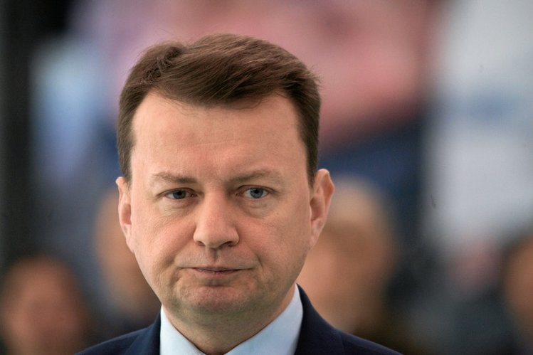 Mariusz Błaszczak apeluje do dyrektorów szpitali, by opamiętali się.