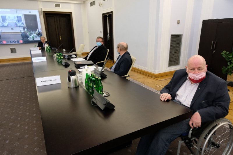 Senatorowie mogli zostać zakażenie koronawirusem.