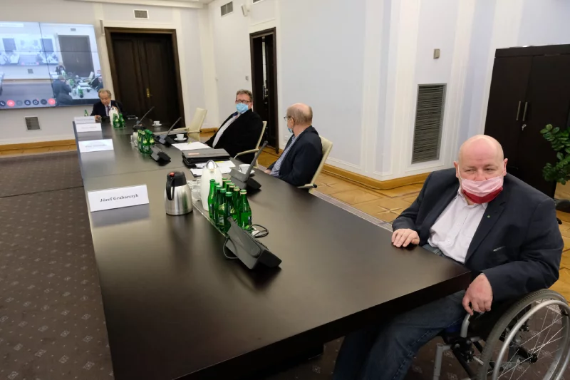 Senatorowie mogli zostać zakażenie koronawirusem.