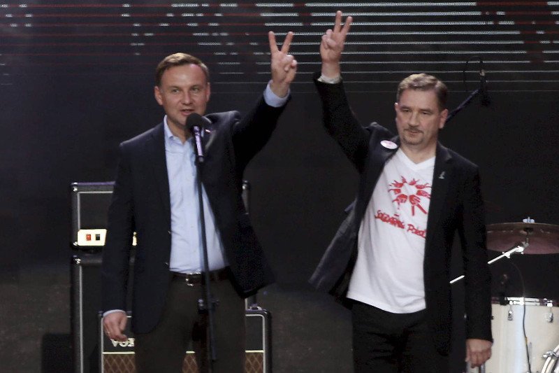 Prezydent Duda razem z szefem "Solidarności" Piotrem Dudą podczas koncerty na 35-lecie powstania związków zawodowych.