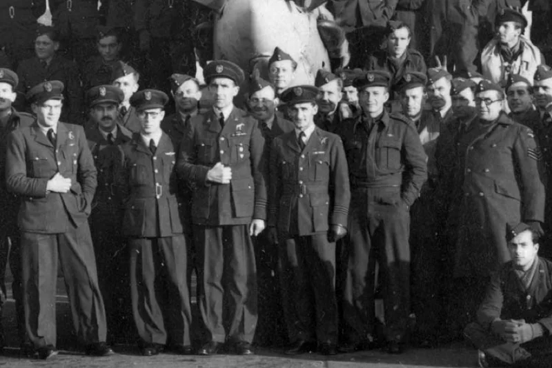 Dywizjon 303 w dniu 23 listopada 1943 roku. W środku stoją mjr Jan Falkowski (odchodzący dowódca) i kpt Tadeusz Koc (nowo mianowany dowódca jednostki)